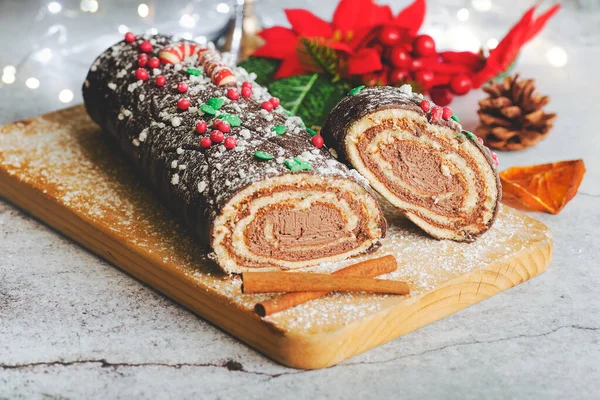 Conceito Sobremesa Natal Natal Chocolate Yule Log Com Decoração Natal — Fotografia de Stock