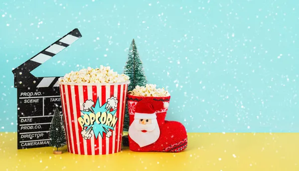 Película Clapperboard Con Palomitas Maíz Adornos Navideños Copos Nieve Espacio — Foto de Stock