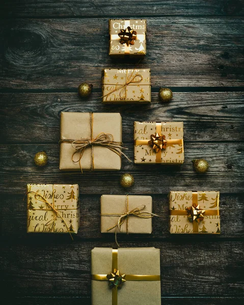 圣诞快乐 圣诞礼品盒的形式是木制背景的圣诞树 圣诞概念背景 — 图库照片