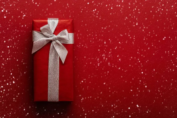 圣诞快乐 圣诞礼品盒顶部 雪片覆盖 红色背景下复制空间 圣诞概念背景 — 图库照片
