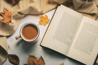 Sonbahar yapraklı kitap ve kahve manzarası. Seçici odak