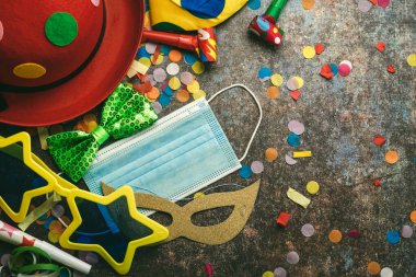 Covid-19 sırasındaki karnaval kavramı. Karnaval için en iyi aksesuar manzarası. Arka planda koruyucu cerrahi maske var. Karnaval konsepti
