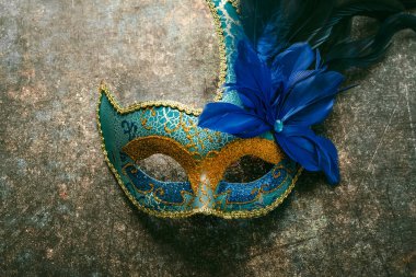 Arkaplanda Venedik karnaval maskesi var. Karnaval konsepti
