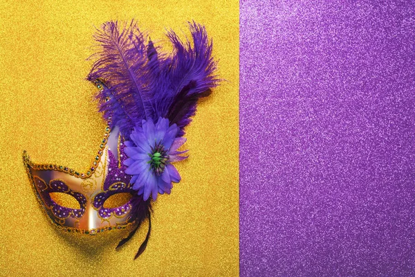 威尼斯狂欢节面具 在明亮的黄色和紫色闪光的背景上有复制空间 狂欢节庆祝概念 — 图库照片