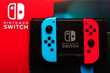 Nintendo Anahtarı logosu, Nintendo Anahtarı Arkası ve iki Joy-Con içeren video oyunu konsolu kutusu
