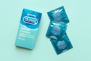 Durex kondomlarını ve Durex mavi karton kutusunu mavi arka planda kapat. Güvenli seks konsepti