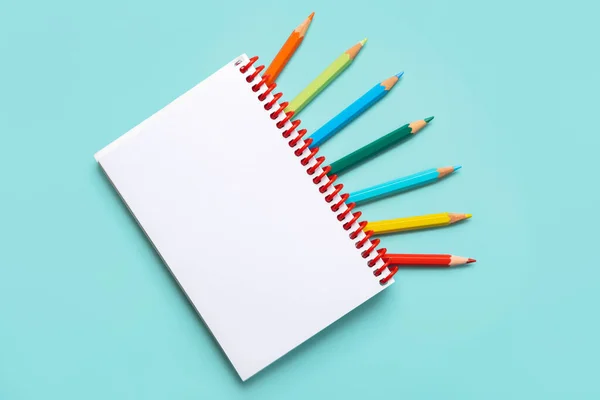 Cuaderno Espiral Con Lápices Colores Con Espacio Copia Para Imagen — Foto de Stock