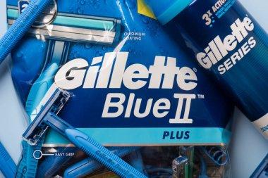 Gillette Blue 2 tıraş bıçağı ve traş köpüğü kutusu paketini yakın plan mavi arka planda Gillette Serisi logosu