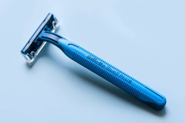 Gillette Blue 2 traş makinesinin yakın çekimi artı mavi arka plan