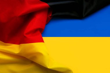 Alman bayrağı ve Ukrayna bayrağı 