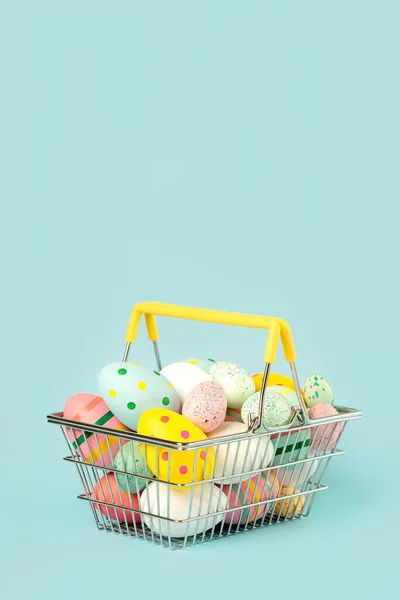 Happy Easter Colored Easter Painted Eggs Shopping Basket Copy Space — Stock Photo, Image