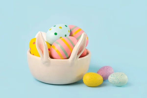Счастливой Пасхи Цветные Пасхальные Яйца Раскрашенные Чашу Кроличьих Ушей Синем — стоковое фото