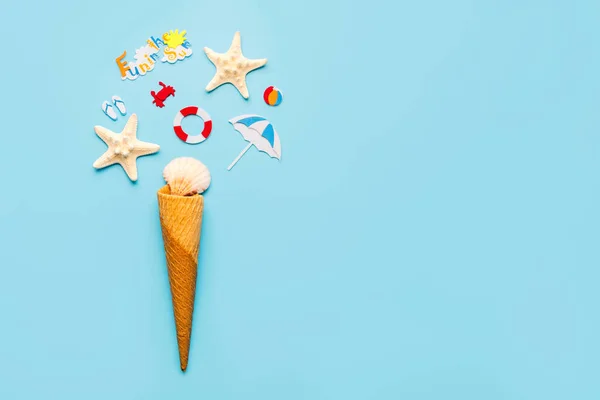 Fagylaltkúp Tengeri Kagylókkal Tengeri Csillagokkal Strandrajzokkal Szöveges Szöveggel Kék Háttér — Stock Fotó