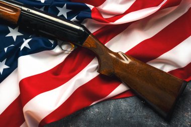 Amerikan Bayrağı 'nın üzerinde av tüfeği. Silah kontrolü ve hakları