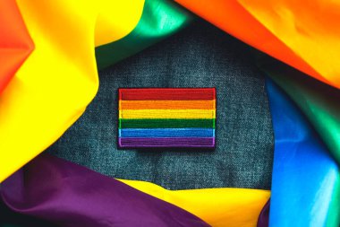 Kot ceket ve LGTBI bayrağına LGTBI bayrağını yakın plan çekin. Gurur Günü konsepti