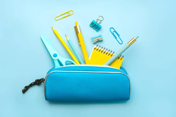 Vista Superior Estojo Lápis Com Material Escolar Fundo Azul Voltar — Fotografia de Stock