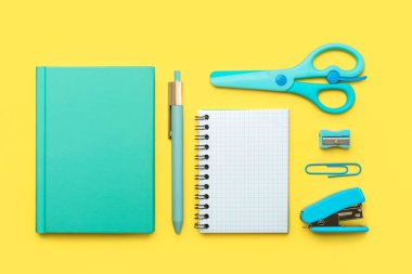 Not defterinin üst görüntüsü, okul malzemeleri ve sarı arkaplandaki yazı için yeri olan spiral not defteri. Okul konseptine dönelim.