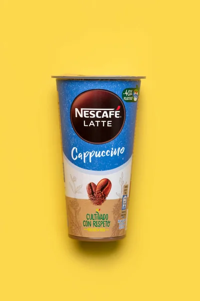 Closeup Take Away Kop Nescafe Cappuccino Latte Kaffe Gul Baggrund - Stock-foto