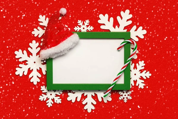 メリークリスマス 白いコピースペース 赤い背景にクリスマスの装飾や雪の結晶と緑のフレーム クリスマスのコンセプトの背景 — ストック写真