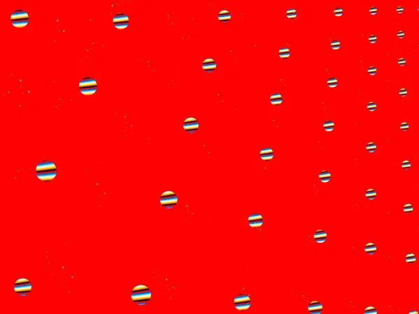 赤い背景に小さな縞模様のボール — ストック写真