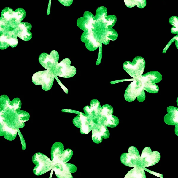 Yonca yapraklarının kusursuz deseni. Suluboya çizimi. Siyah bir arkaplanda izole edilmiş.