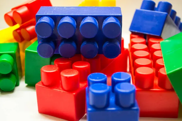 Diseñador Infantil Multicolor Yace Sobre Una Mesa Blanca —  Fotos de Stock