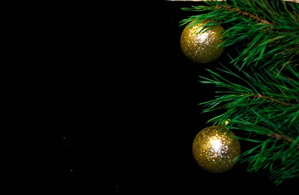 Juguetes Árbol Navidad Sobre Fondo Negro Una Ramita Abeto — Foto de Stock