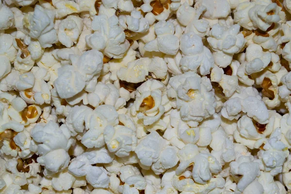 Aufgedeckte Popcornkörner Aus Nächster Nähe Einer Pfanne — Stockfoto