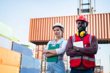 Foreman kontrol kargo nakliye gemisinden ithalat için konteynır kutusu yüklüyor. Deniz limanında nakliye konteynırları.