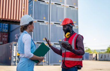 Foreman kontrol kargo nakliye gemisinden ithalat için konteynır kutusu yüklüyor. Deniz limanında nakliye konteynırları.
