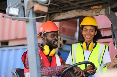 Foreman kontrol kargo nakliye gemisinden ithalat için konteynır kutusu yüklüyor. Deniz limanında nakliye konteynırları.
