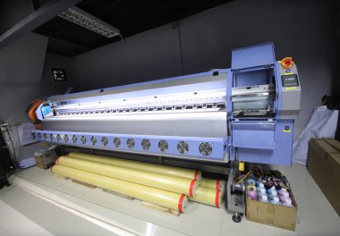 Fabrikadaki modern baskı makinesi