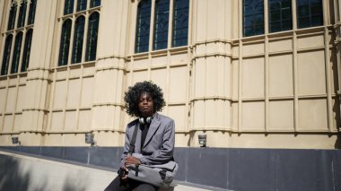 Tarafsız arka plana karşı gündelik kıyafetlerle poz veren Afro saçlı seksi görünümlü Afro-Amerikan erkek modelinin portresi. İnsanlarda Genç Güzellik ve Moda Konsepti.