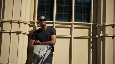 Tarafsız arka plana karşı gündelik kıyafetlerle poz veren Afro saçlı seksi görünümlü Afro-Amerikan erkek modelinin portresi. İnsanlarda Genç Güzellik ve Moda Konsepti.