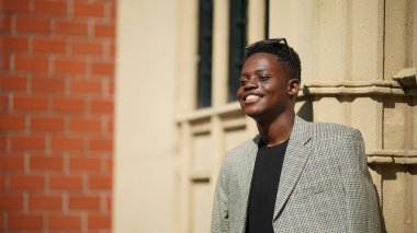 Tarafsız arka plana karşı gündelik kıyafetlerle poz veren Afro saçlı seksi görünümlü Afro-Amerikan erkek modelinin portresi. İnsanlarda Genç Güzellik ve Moda Konsepti.