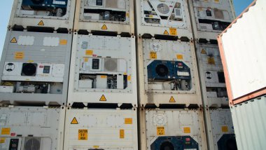 Turna konteynırı kaldırıyor.