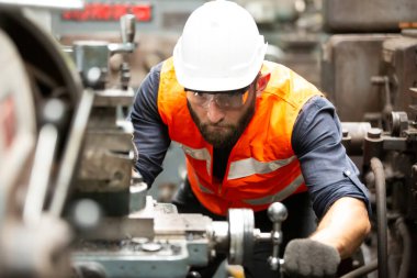 Hard Hatks Endüstriyel Mühendisleri. Ağır Sanayi Üretim Fabrikasında çalışıyorlar. Fabrikada kapalı sanayi işçisi.