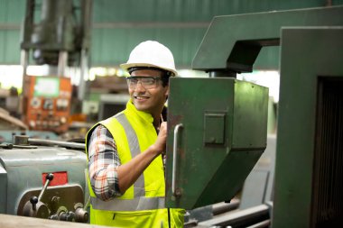 Hard Hatks Endüstriyel Mühendisleri. Ağır Sanayi Üretim Fabrikasında çalışıyorlar. Fabrikada kapalı sanayi işçisi.