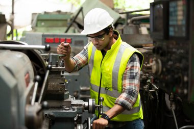 Hard Hatks Endüstriyel Mühendisleri. Ağır Sanayi Üretim Fabrikasında çalışıyorlar. Fabrikada kapalı sanayi işçisi.