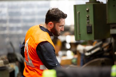 Hard Hatks Endüstriyel Mühendisleri. Ağır Sanayi Üretim Fabrikasında çalışıyorlar. Fabrikada kapalı sanayi işçisi.