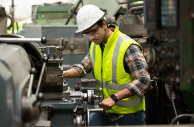 Hard Hatks Endüstriyel Mühendisleri. Ağır Sanayi Üretim Fabrikasında çalışıyorlar. Fabrikada kapalı sanayi işçisi.