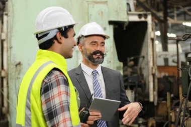 Dijital tablet üretim tesisi, profil görünümü çalışırken elinde tutan çok çalışan mühendis