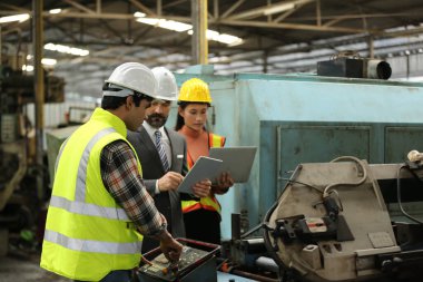 Dijital tablet üretim tesisi, profil görünümü çalışırken elinde tutan çok çalışan mühendis