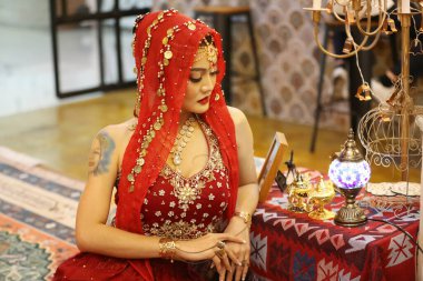 Güzel Hintli bir kızın portresi. Kundan mücevher seti olan genç Hintli kadın model. Geleneksel Hint kostümü lehenga choli veya sari