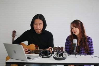 Stüdyoda gitar çalan müzisyen portresi.