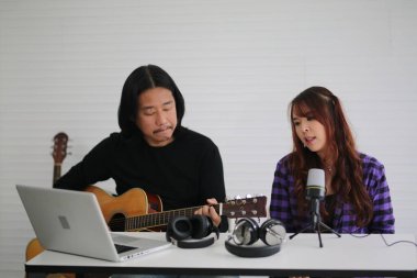 Stüdyoda gitar çalan müzisyen portresi.