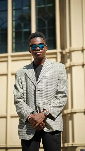 Retrato Joven Atractivo Elegante Hombre Afroamericano Modelo Posando Ropa Casual — Foto de Stock