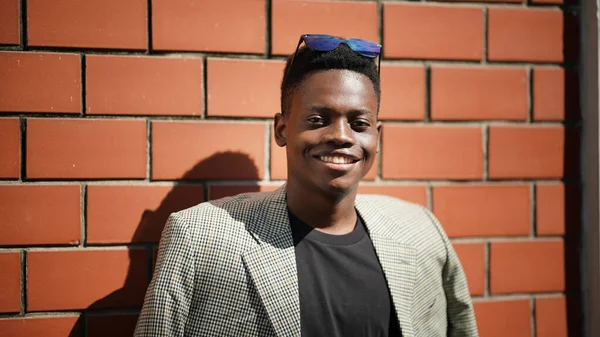 Retrato Jovem Atraente Elegante Homem Afro Americano Modelo Posando Roupas — Fotografia de Stock