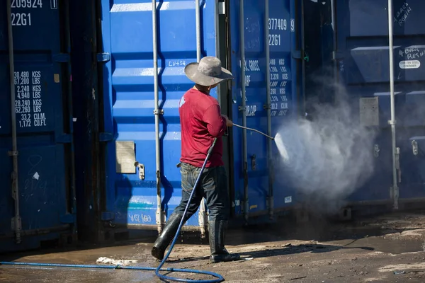 Trabalhador Está Limpando Recipiente Água Spay Gun — Fotografia de Stock