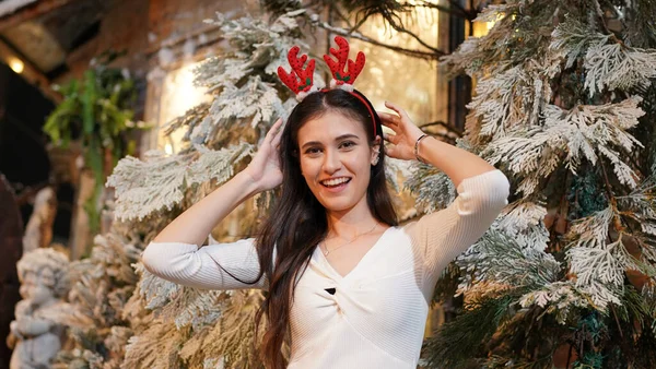 Módní Mladá Krásná Žena Pletených Šatech Blízkosti Vánočního Stromečku Móda — Stock fotografie